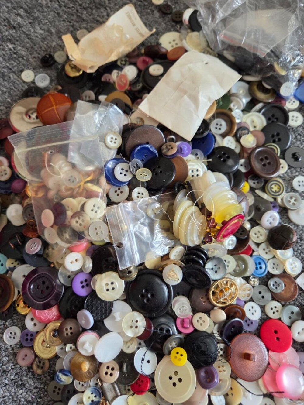 Large Lot Of Vintage Buttons In Mixed Colors Styles Sizes Crafting Sewing Repair - Picture 2 of 10